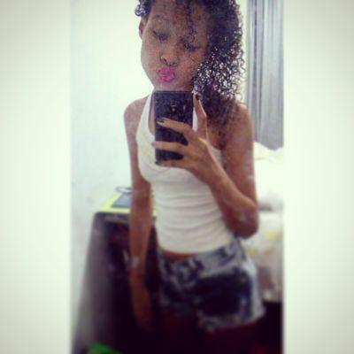 Ela quer conhecer a vida, ele conhecer o mundo..