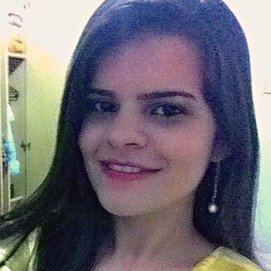 Farmacêutica em formação, morando longe de casa, apaixonada pelo amor, viciada em chocolates, fascinada em sorrisos, super romântica, dramática e apaixonada.