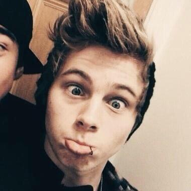 please follow @ashtonirbwin !!!