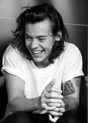 Cause he's the only person in the whole world that makes me smile.Harry Styles.||Directioner.|| Someday you meet your idols, darling. Dont cry love- Louis Tomml