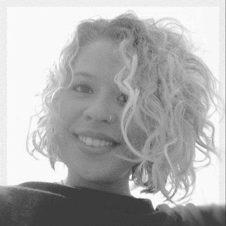 A Spanish online journalist and digital content professional who also sings in London.