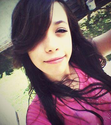 Eu Brinco,Eu Erro,Eu Choro,Eu Sorriu,Eu Falho.
Não Sou Perfeita,Nem Prometi Que Seria