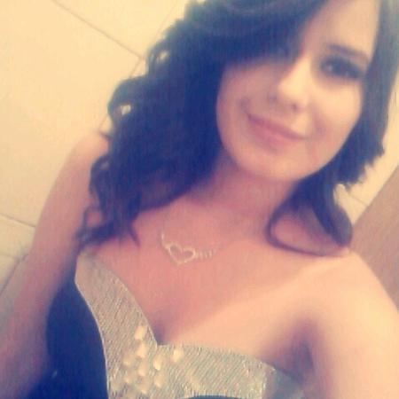 Soy una chica muy amigable y sociable, me gusta mucho leer y escribir, me apasiona la musica, me gusta sonrreir y dar la mano ah quien lo necesite♥