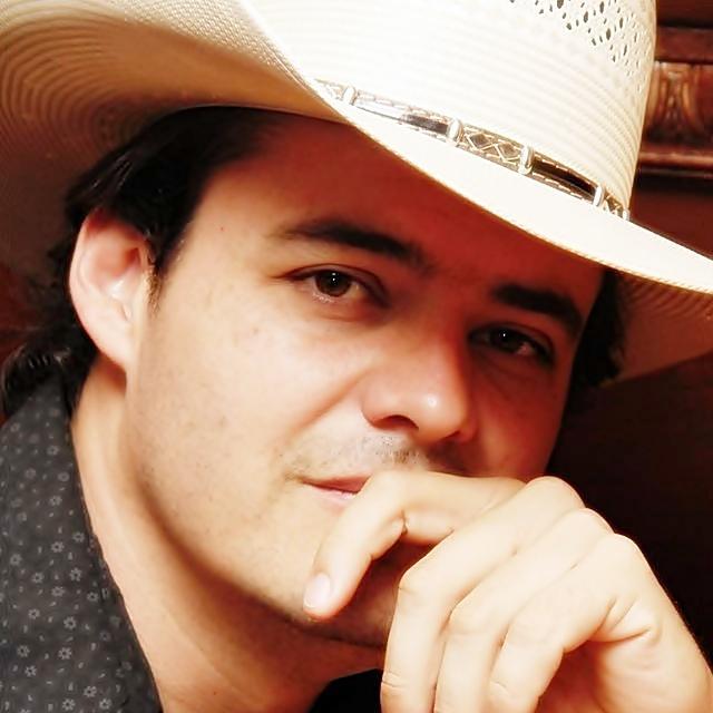 Actor y Cantante de música ranchera, finalista de La Voz México 2011. Soy Jacinto en La Sombra del Pasado.