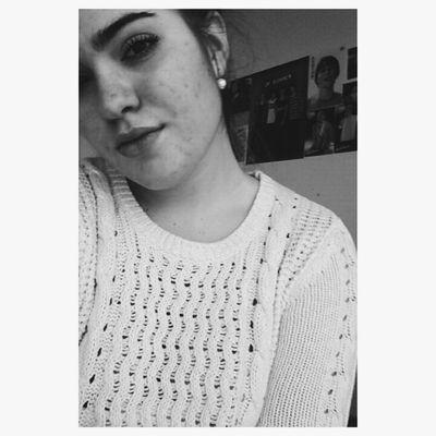 Oh it's sad to think,
we just let it be.
Prisoners of love.