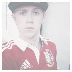 Obsessed with 1D, janos, Ari, and Youtube. |James/5 | I fucking died for yo sins so yu better follow me.