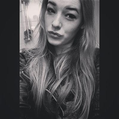 Lisa van Dijk • 19 • Schoonheidsspecialiste • Insta: xliefslies •  Robbie 15/05/15