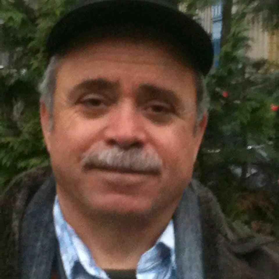 Köln de yaşıyor. Memleketi konya akşehir