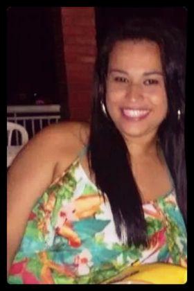 Ela é linda, é uma delícia Mas é cheia de malícia Faz qualque.r um se apaixonar