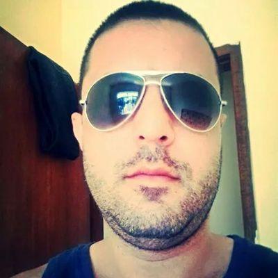 Sou como bambu na ventania enverga mais nao quebra como café de roça amargo mais nessesario como cachaça de roça forte! Faz peao chorar. Esse sou eu.