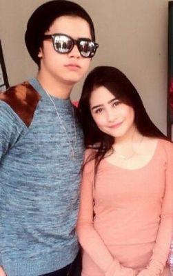 paling suka sama cowok yang bisa main gitar seperti bang Aliando Syarief :*
#ALICIOUS