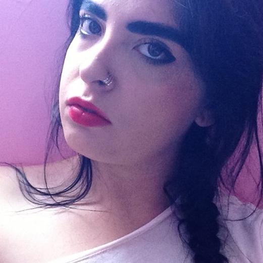 llajupuntocom's profile picture. Desplazo mi angustia pintandome la ceja.