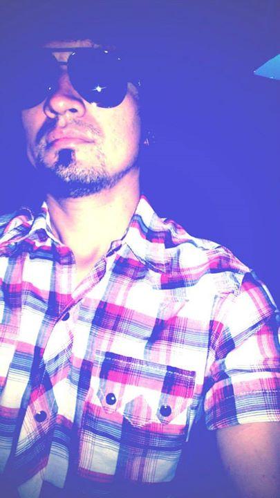 musico -- compositor-- cantante-- pintor-- dibujante--