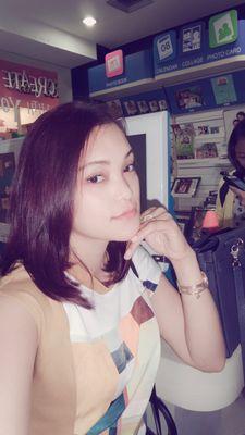 Tidak ada hal yg istimewa bg seorang wanita selain di cintai seseorang yg tepat mencintai dan menghargainya.:)