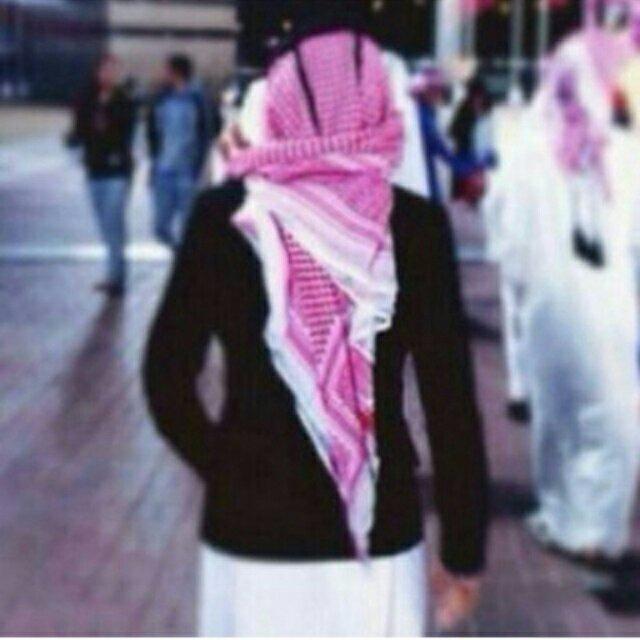 بالي لامن قفّلـت جوالـياسلم مـن القيـل والمنقود والزلّهه
وانسى هموم تجي دايم على بالي