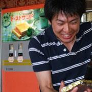 静岡出身。中小企業のIT周りをお手伝いをする会社をしています。
PC歴は小3でMSX2、小5でMSXtR、大学からWin。大学卒業後IT業界にて通信・NW系業務のち独立。2020年頃より映像系の仕事も開始。映画のカメラマン他、最近はYoutubeショートドラマの撮影・出演などなど。カムギアのVFRに乗ってます。