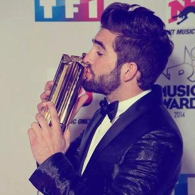 voisi mon meileur chanteur je ladore il jou de la guitare vraiment bien il chante vraiment bien c un☀️rien qan l'écoutent on na le Sourire ** Kendji FanClub Off