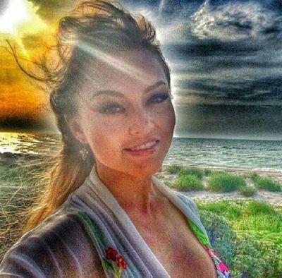 Hago lo que mas me gusta.... ser feliz...
 Con los pies en la tierra
 y los ojos en la luna!!
INSTAGRAM : @AnBoyer88