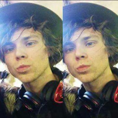 hello, if you like 5SOS or 1D, its just press the FOLLOW button. SIMPLE
