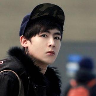 Just bot not real. ♥  บอทนี้ใช้นิสัยอิมเมจศิลปินในการทวิต ไม่ต้องถามถึงเรียลบอทครับถือว่าไม่มีตัวตนไปแล้วกันนะครับผม : D เพียงผู้ชายคนนี้ไม่ใช่ผู้วิเศษ