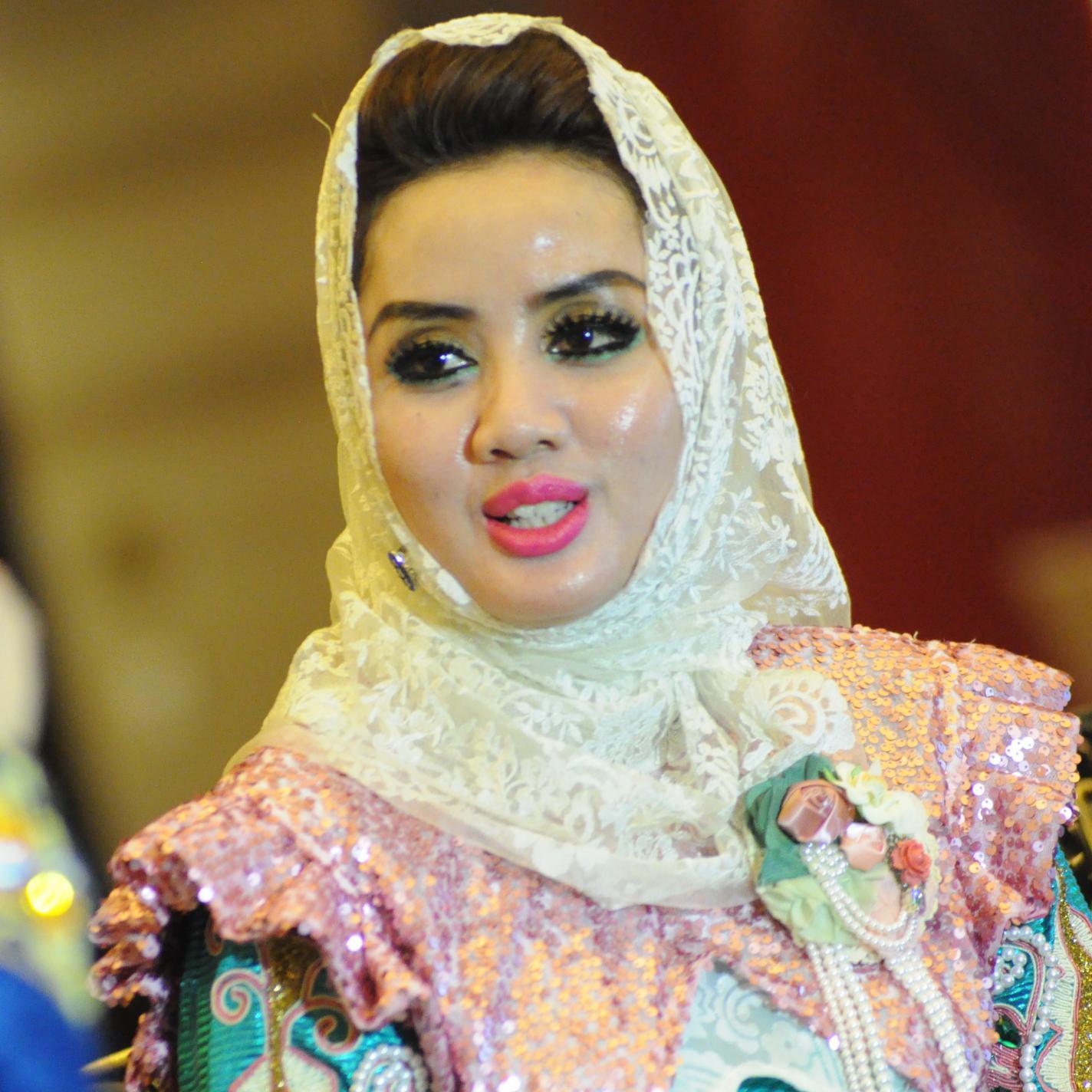 Elegan, Casual, Unik & Fashionable. Dikreasikan secara hybrid khasanah Nusantara dan Asia Timur. email : albisbynia@gmail.com