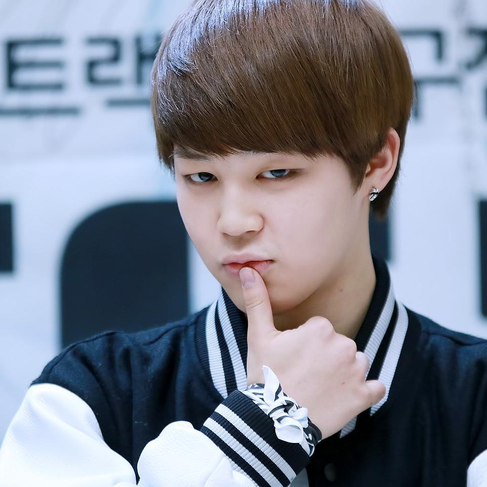 HI, FOLLOW HER @eyelinerboys