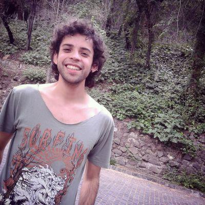 Un loco por esencia, vivo y disfruto los pequeños detalles de la vida. Rock & Metal #DogLover - Usach.