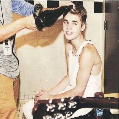 beliebers tudo trouxas por idolatrar quem cospe nelas