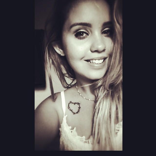 Eu estou vestida com as roupas e as armas de Jorge .. Livrai-me de todo mal, Amém !