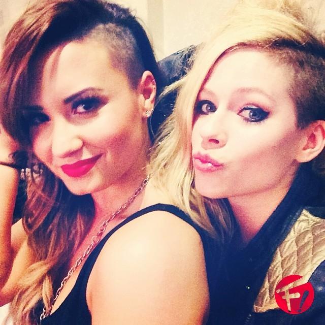 andreyna_moraes's profile picture. amo a demi e a evril