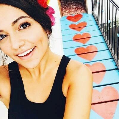 İ Love Bethany Mota so much because she is my quen ♚♛ ∞ ❤ And Motavators follow me i follow motavators :)) Yay ❤Love you ilysm
