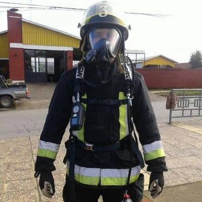 Nicolas estudiante de ing.mecanica en la utfsm, 20 años 1 año de bombero :)