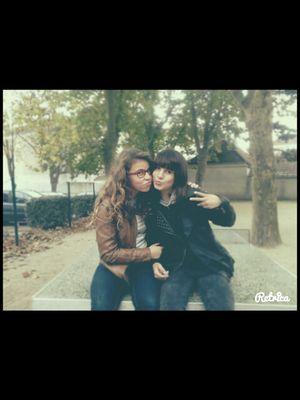 Deux filles qui ne se connaissait pas et maintenant sont devenue meilleure amie. Youtubeuse Normal :instagram AngeletRomy14