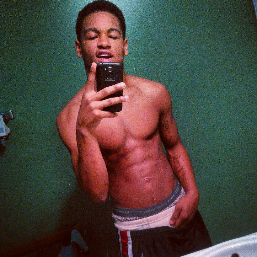 im dolo by myself i dont need no help
i got all these trophies i dont need no shelf