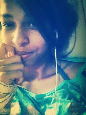 Viciada em ler, ouvir música... Já mencionei que eu gosto de ler? Ah, sim... 15 aninhos ✌ :3