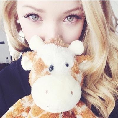 BookDeNolan's profile picture. 17. I don't believe in regular clothes. Obsessed with the moon. ✨Chlo✨ ⛅️Anna⛅️