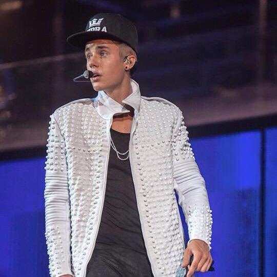 Justin Bieber follows %%% ❤️ #Belieber
Disposta a ajuda minhas irmãs Beliebers ❤️ (esse follow é pra vocês)