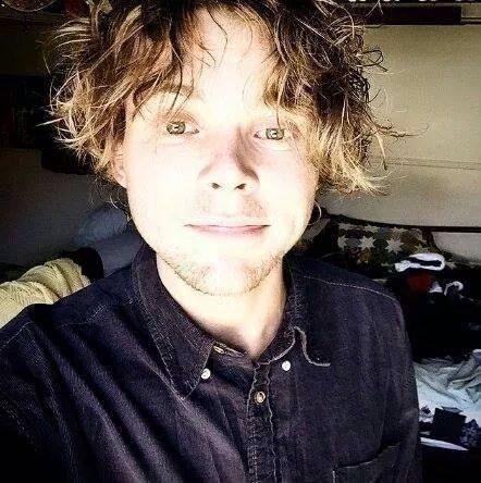 Hey!I'm a peacock;) 5SOSFAM,ALL TIME LOW,GREEN DAY,NIRVANA, BLINK-182,MY CHEMICAL ROMANCE,TH..be yourself and live your life like you want ;)
