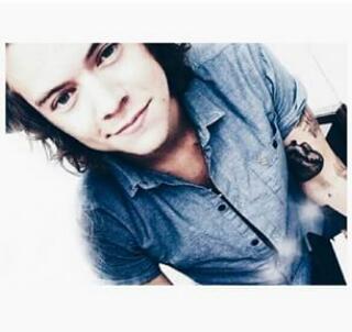Esistono sorrisi che ti fanno dimenticare tutto il male. •@Harry_Styles•