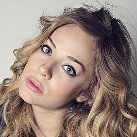 Segura de lo que quiere. Es extrovertida, habladora. Muy social, sencilla pero egocéntrica, toma importancia a las calificaciones