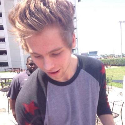 5sos aka we try to be punk rock but we have ashton who giggles and loves unicorns 0/4 ):