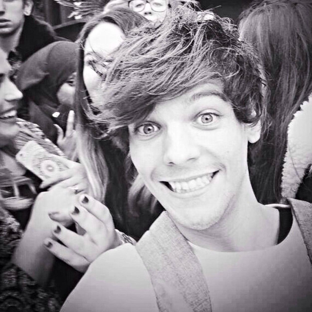 free follow from @louvinglyharry @louvinglyharry follow me if you want but if not hey just enjoy the free follow ily
