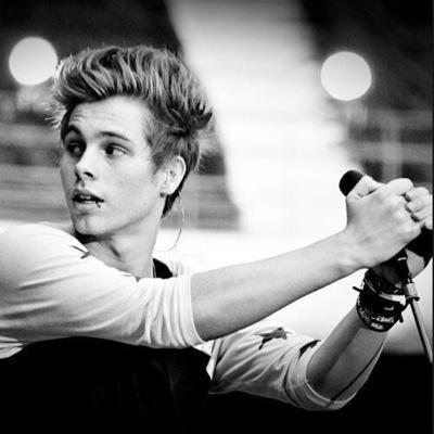 I love 5 seconds of summer, I'ma Luke girl and I play softball.