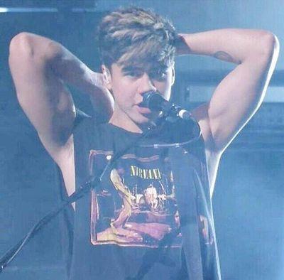 FREE FOLLOW BUT GO FOLLOW @HonestFandomSP AND SHE´LL FOLLOW U BACK                 《5sosFam》