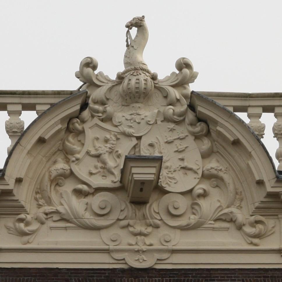 Wij zijn bezig geschiedenis van de Amsterdamse grachtenhuizen te beschrijven en hiervan via een panorama de informatie van de  huizen te geven op de site.