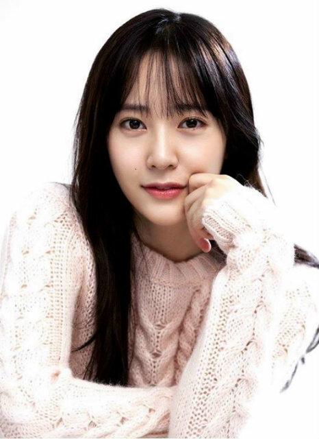 Name : Krystal (정수정)
Real Name : Jung Soo-jung (크리스탈)
Birth : 24 October 1994
Born : San Francisco
Height : 165 cm