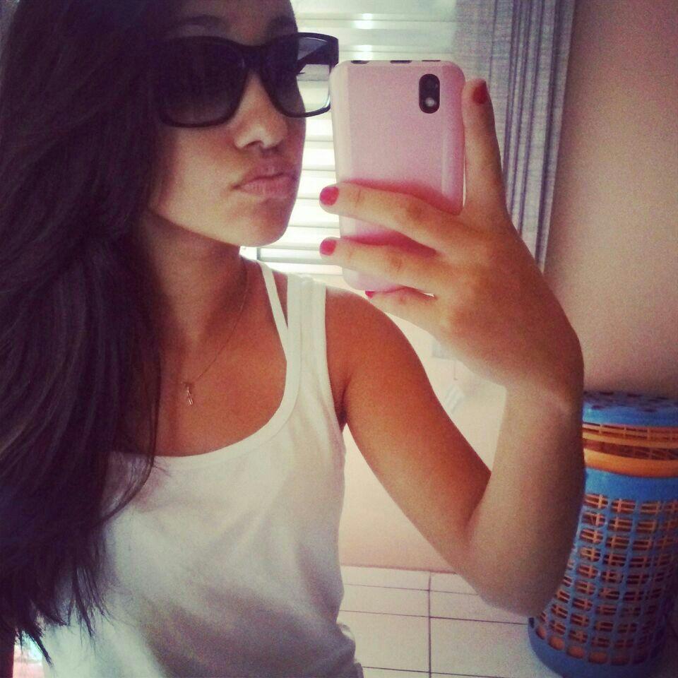 Bora viver pois a vida é curta  pra vacila  ! a gente já nasce sem querer morrer sem querer então vamos aproveita o intervalo ;)
