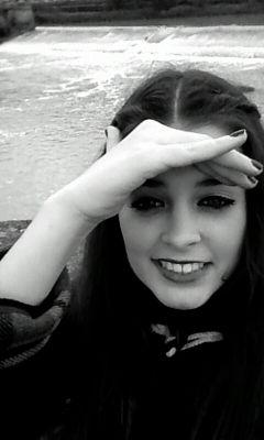 CrisBurillo's profile picture. Moviéndose a compás, como una estúpida máquina, el corazón; la torpe inteligencia del cerebro dormida en un rincón.../ futura periodista.