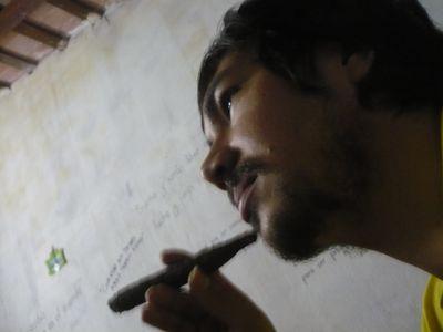 Gua'i, sociólogo, especialista social, comunicador, diseñador gráfico, fotógrafo, videógrafo, cantor y aficionado a la guitarra.