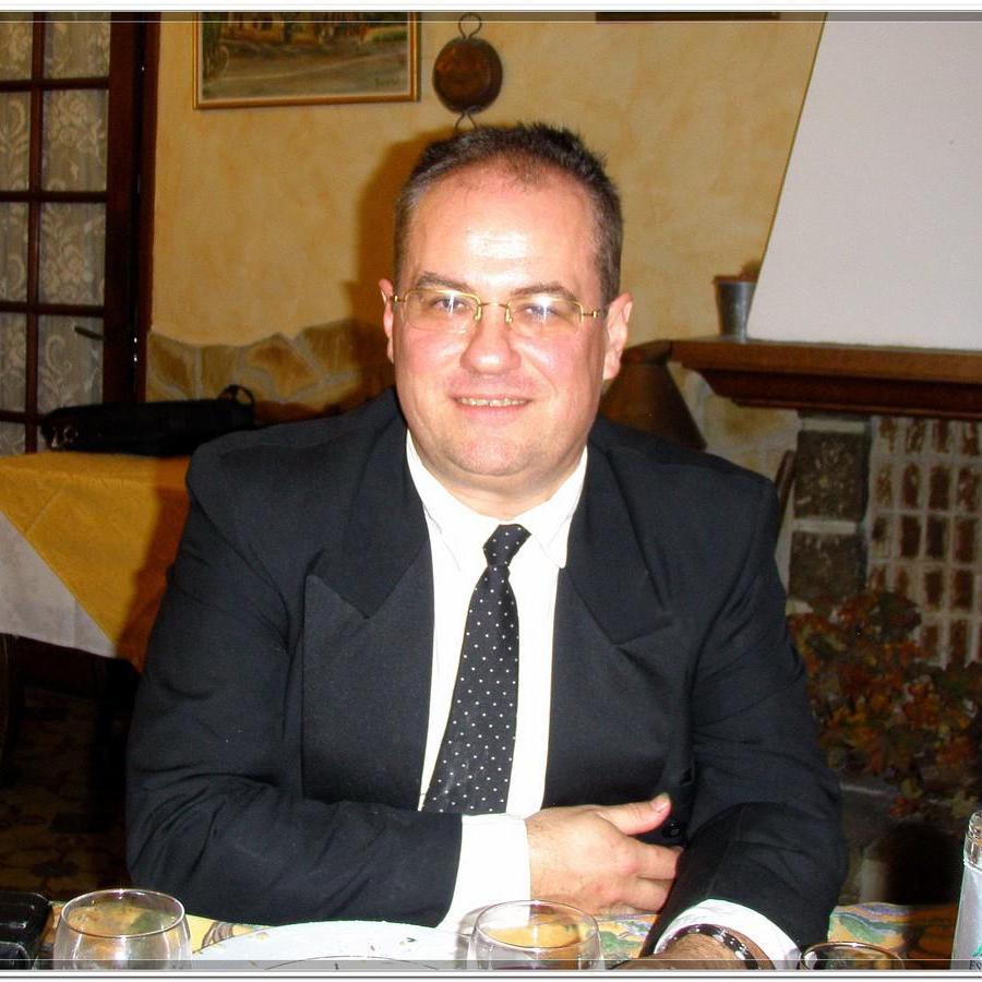 HuileEssentiel1's profile picture. Un COMPLEXE est uncocktail de différentes huiles essentielles qui sont généralement véhiculées par l'huile végétale la mieux adaptée pour atteindre son but.